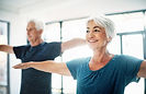 Couple âgé Pratiquer le yoga
