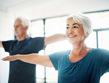 Couple âgé Pratiquer le yoga