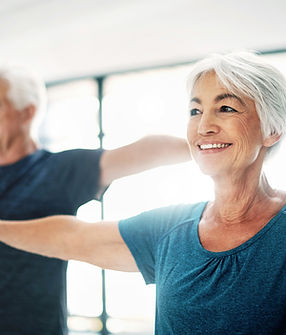Couple âgé Pratiquer le yoga