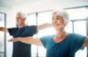 Couple âgé Pratiquer le yoga