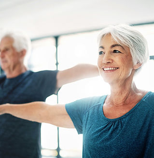 Casal idosa praticar yoga
