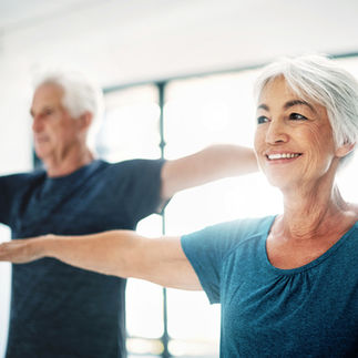 Couple âgé Pratiquer le yoga