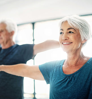 Ältere Paare Üben Yoga