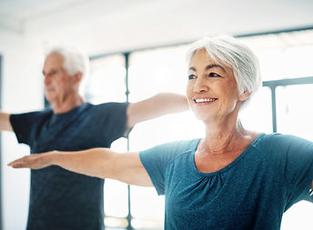 Couple âgé Pratiquer le yoga