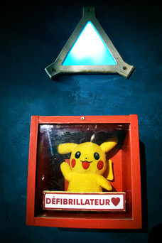 pikachu défibriliteur du  bar à jeu le dernier bar avant la fin du monde