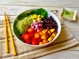 Bowl de Camote, Frijoles y Aderezo de Cilantro