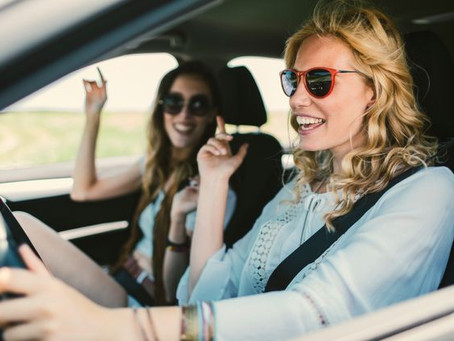 Psicólogos explicam por que cantar no carro nos dá tanto prazer