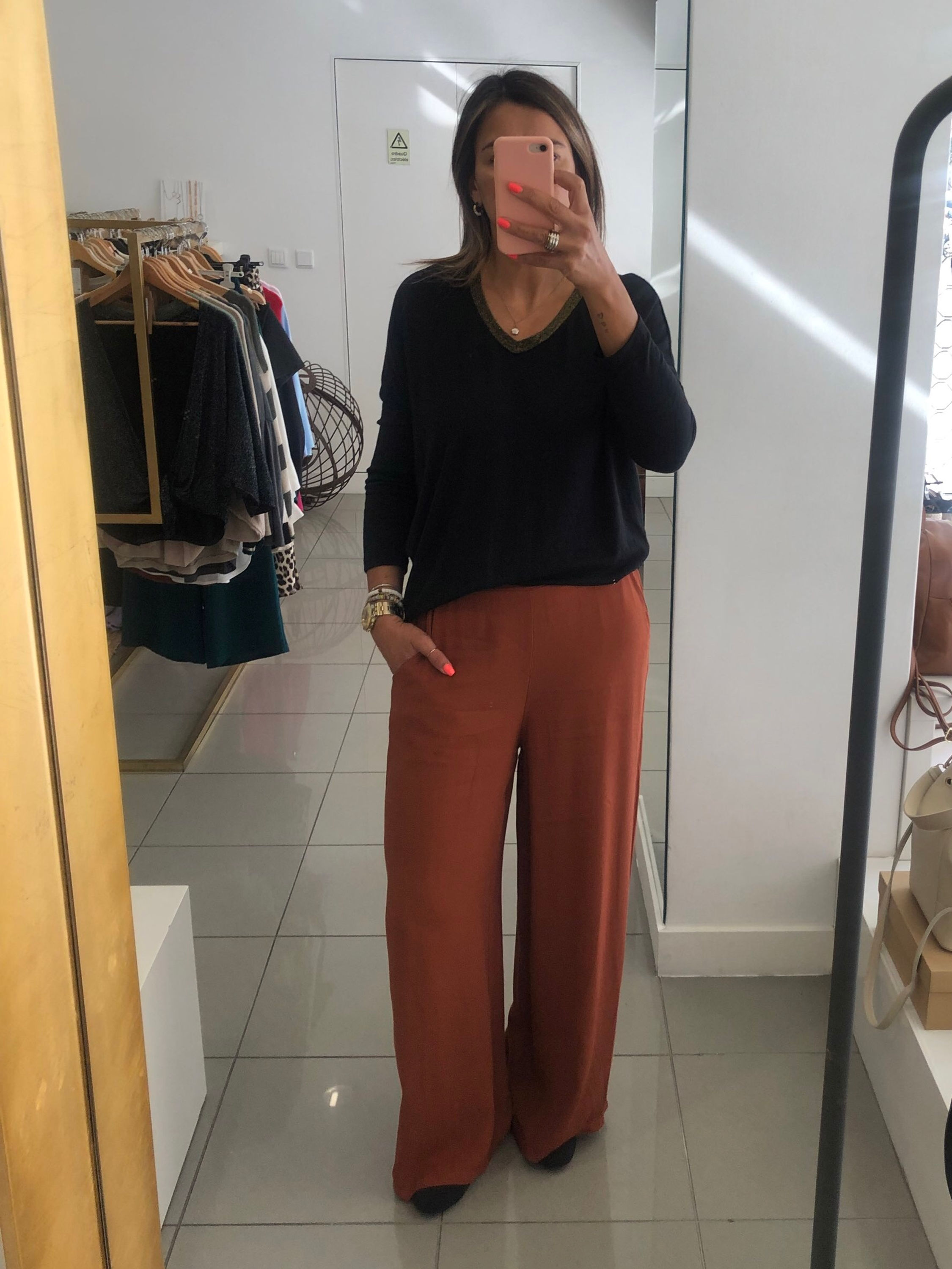Calças pantalonas com bolsos