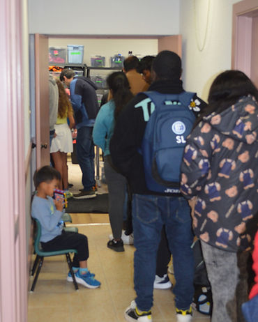 People Waitng For Winter Wear.JPG