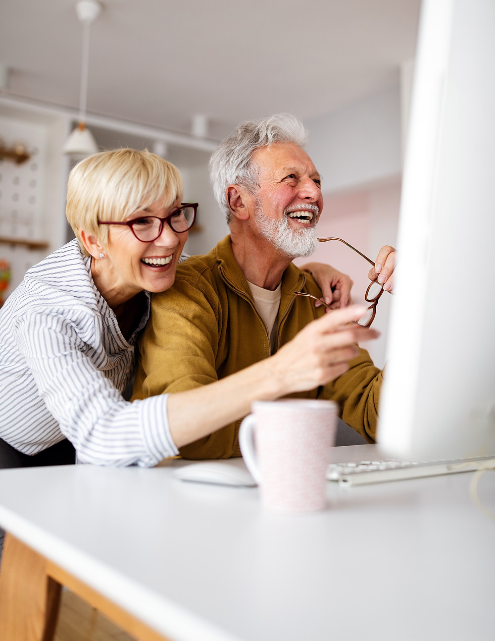 Senior_Couple_OnComputer_Laughing_1944838627.jpg