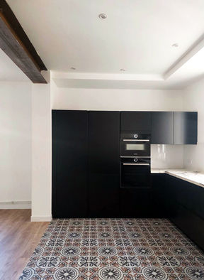 Ouverture sur salon, cuisine noire, rénovation architecte d'intérieur à Marseille, maison 1900, carreaux ciment et parquet