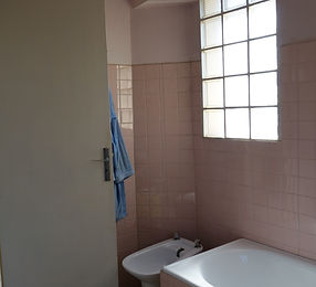 Maison de ville à La Fare-les-Oliviers avant sa division, salle de bain rose