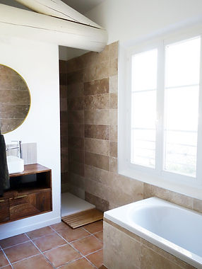 Bastide rénovée à Salon-de-Provence, salle de bain en terre cuite
