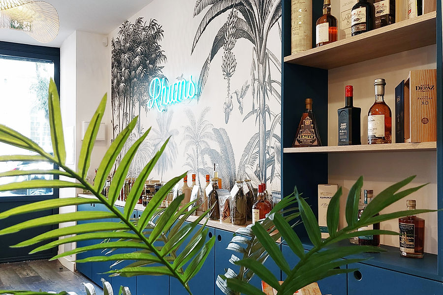 Cave à rhums Le Vieux Foyal à Marseille, papier peint jungle, néon et étagères en bois