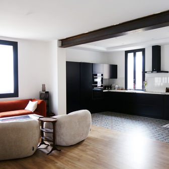 Ouverture cuisine sur salon grande maison 1900, carreaux ciment et parquet, cuisine noire, budget rénovation marseille