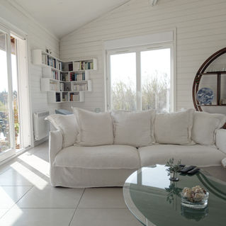Rénovation maison en bois
Architecte d'intérieur Marseille, bibliothèque sur mesure, maison bardage blanc, canapé blanc