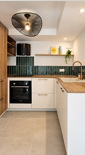 Maison de ville rénovée clé en main à Marseille, cuisine en bois et crédence verte