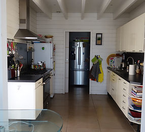 Maison en bois à Aix-en-Provence, cuisine en longueur sous plafond à solives