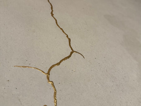 モルタルに真鍮継ぎ