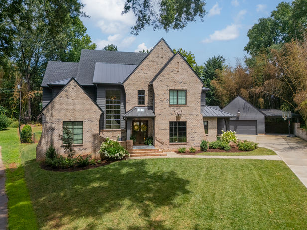 Ashbrook-transitional-retreat-designed-by-Smith-Slovik-Residental-Designers-CLT