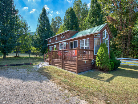 Elk-Forest-Tiny-Home-Maggie-Valley-Cabin-Rentals-and-yurts