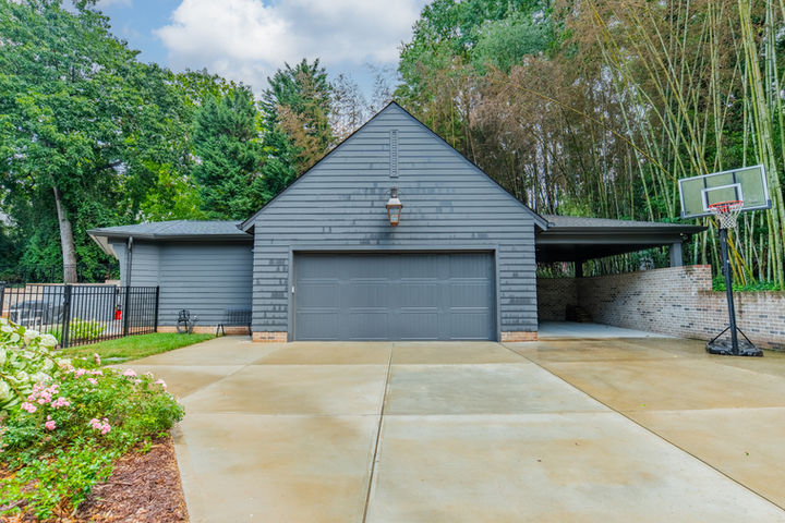 Ashbrook-transitional-retreat-designed-by-Smith-Slovik-Residental-Designers-CLT