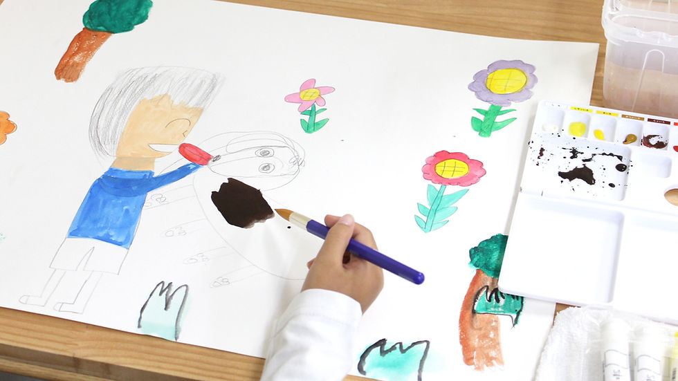 絵の具で花や人物、犬を描く子どもの手