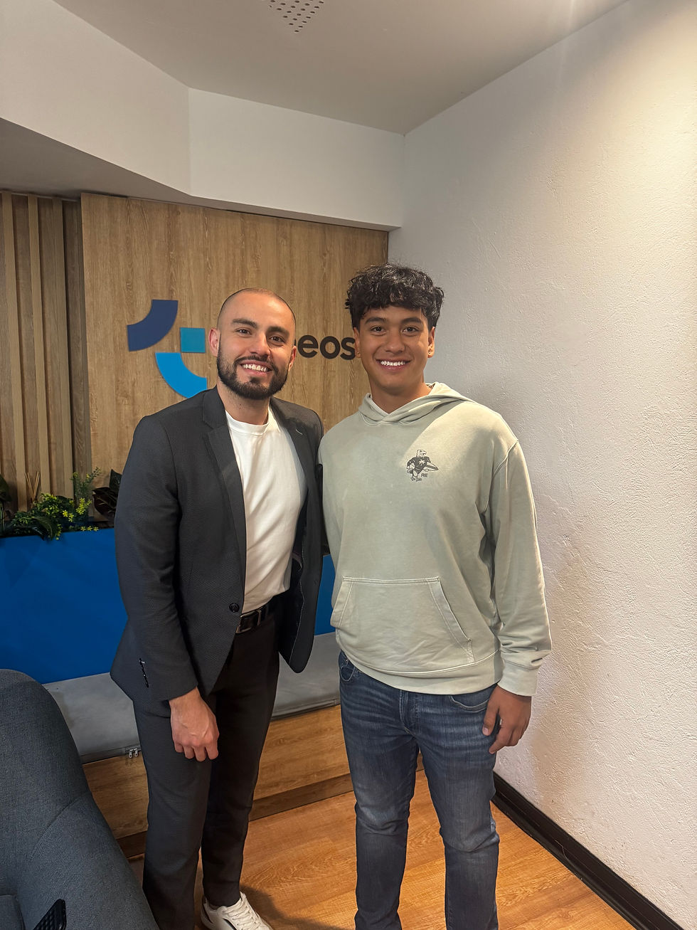 Samuel Vargas y nuestro corresponsal en la noche de la entrevista.