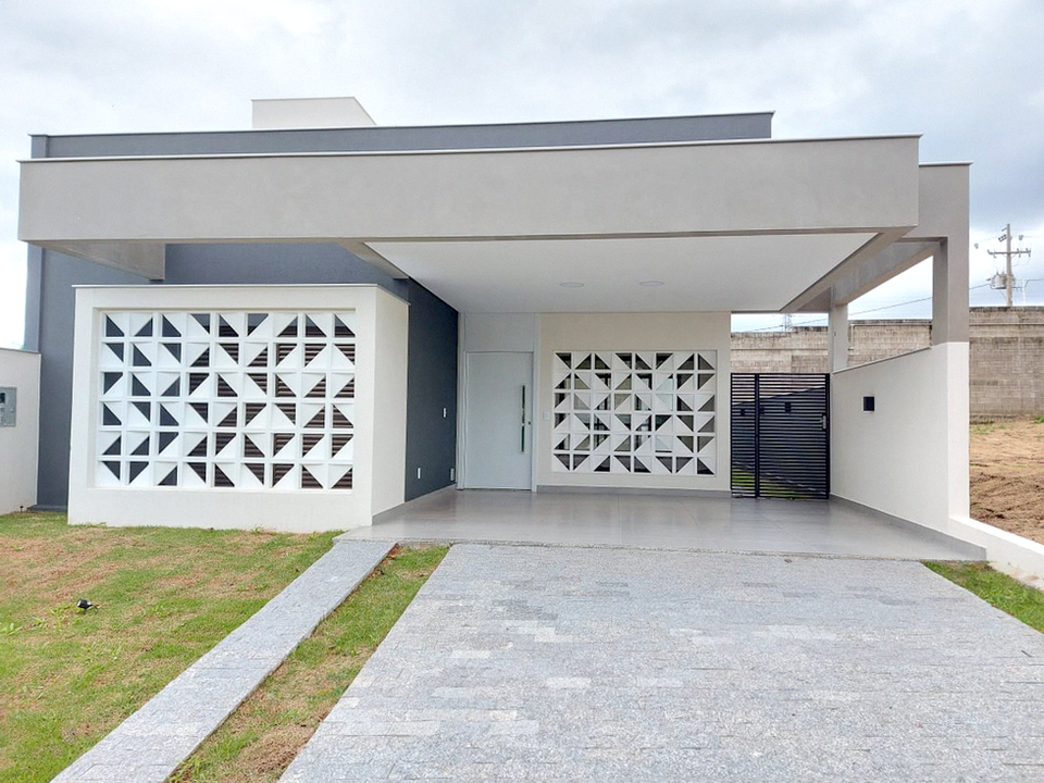 Bela casa moderna recém construída com garagem e grama
