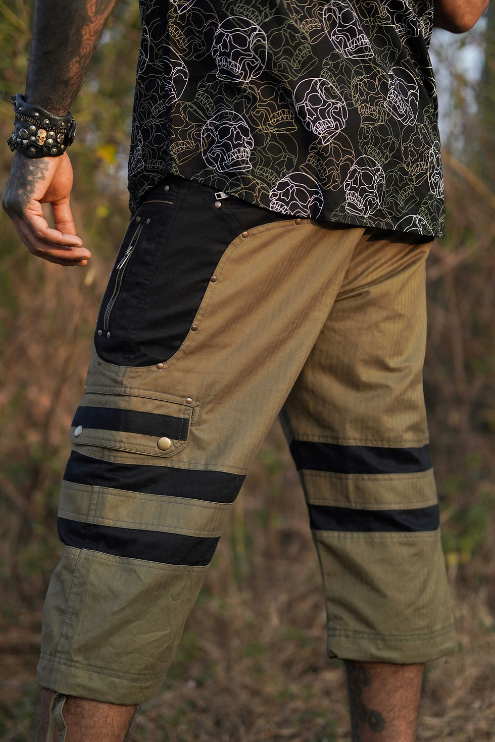 Thumbnail: Behind view of the shorts from right angle