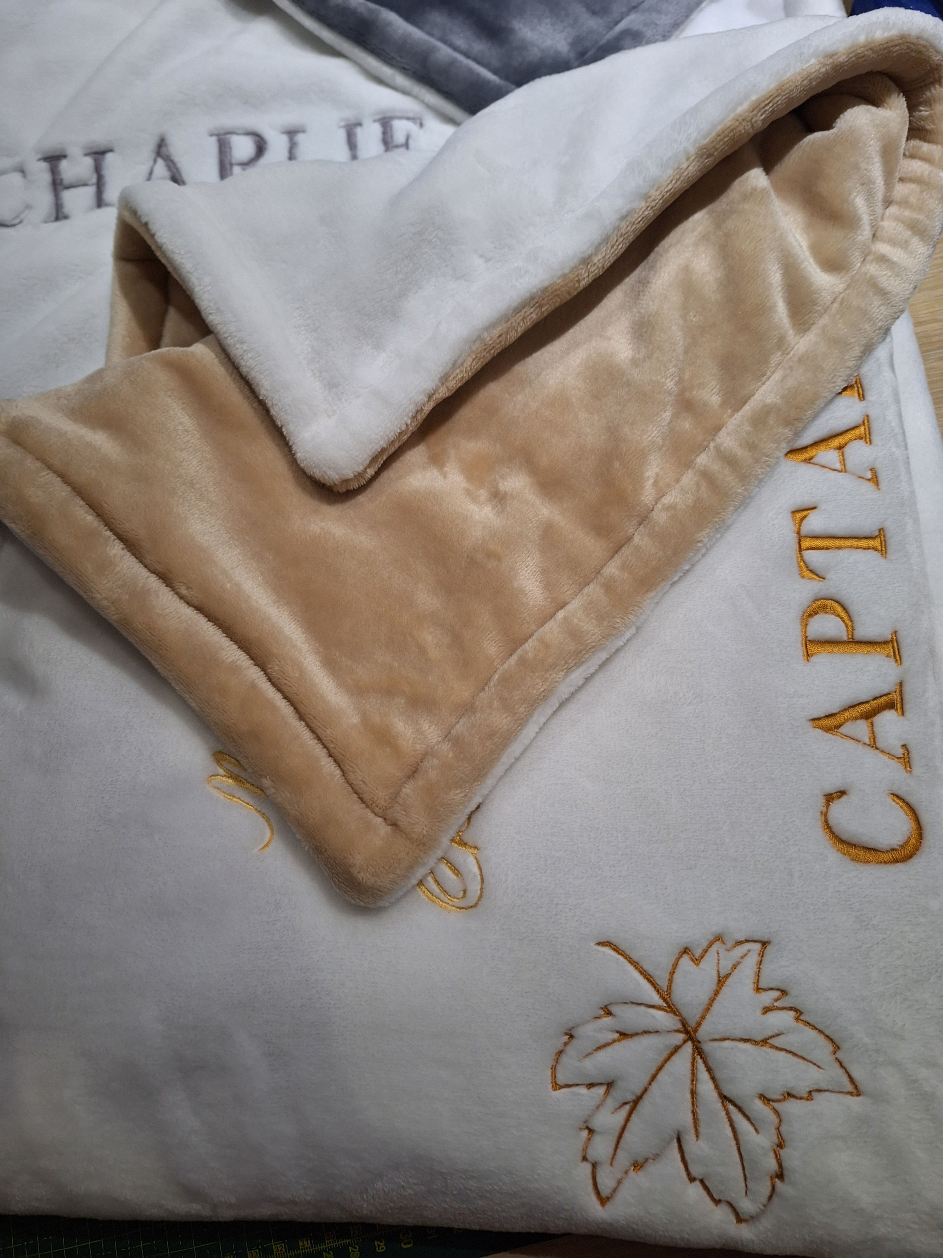 Odejica z vezenim imenom kužka