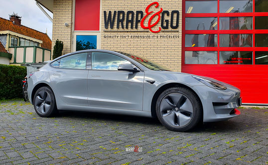 Tesla.Model.3.Avery.Gloss.Rock.Grey.Chrom.Delete.3M.Satin.Black8.jpg