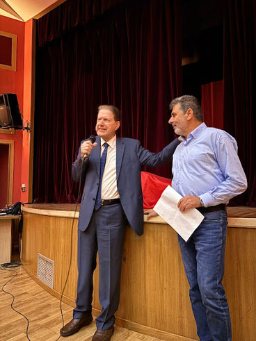 Περήφανος παππούς ο Βύρων Πολύδωρας στην Αριδαία - Χειροκρότησε τα εγγόνια του στην παράσταση του 1ου Δημοτικού Σχολείου