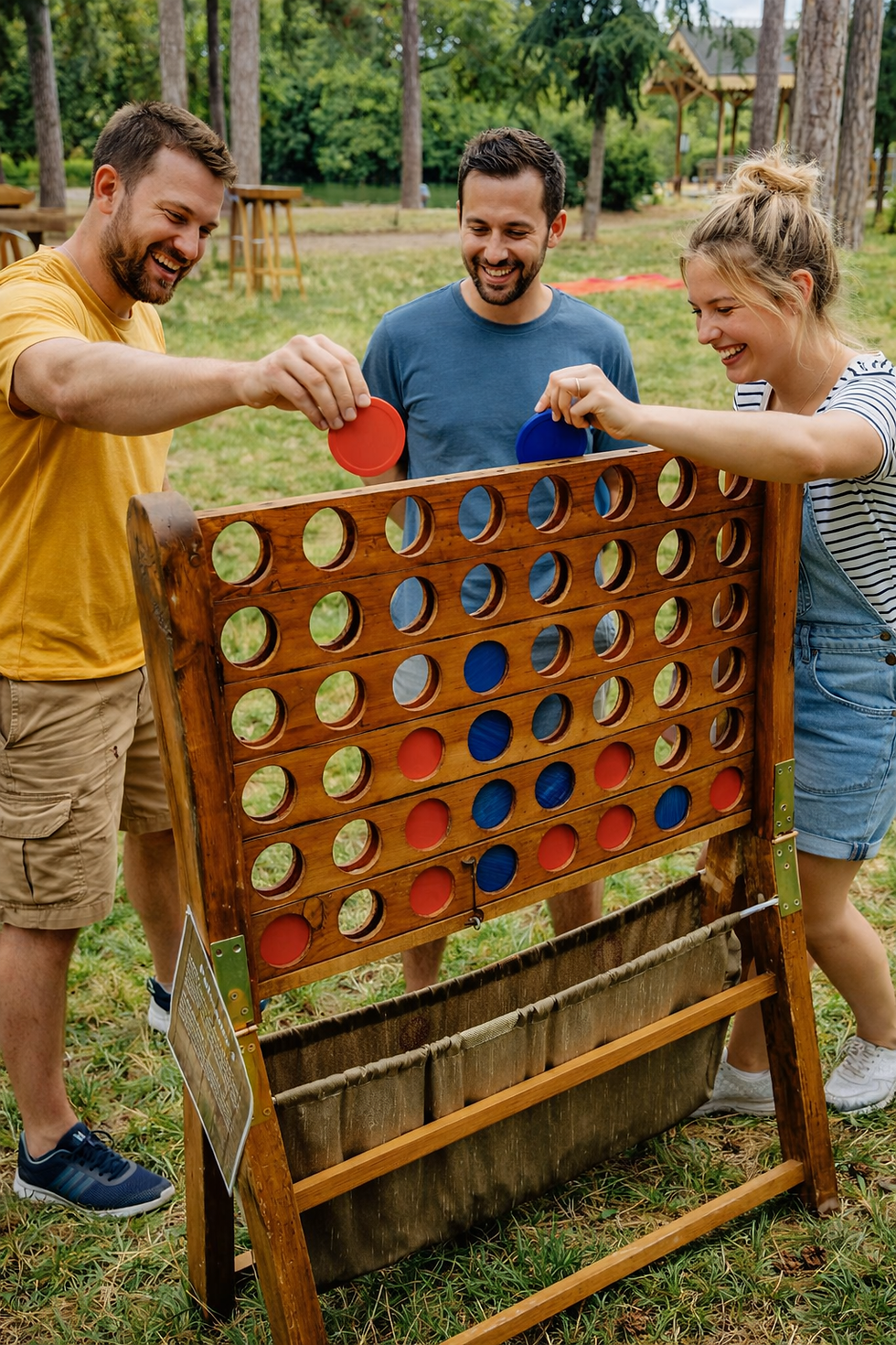 Vue en plongée d’un stand de jeux en bois installés sur une place publique