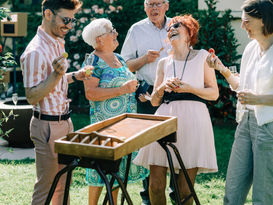 Mise en place jeux en bois lors d'un événement privé