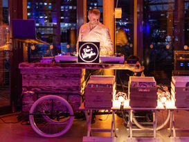 Bar à vinyles sur triporteur bois recyclé