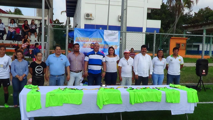 Inauguran liga femenil de fútbol López Deantes