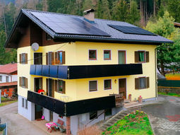 PV dachparallel und am Balkon. 48 Kioto Module.
Entspricht einer Maximalleistung von 19,68 kWp.