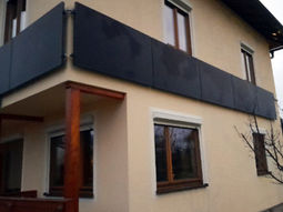 PV-Anlage an der Fassade. 7 Kioto Module. Entspricht einer Maximalleistung von 2,55 kWp.