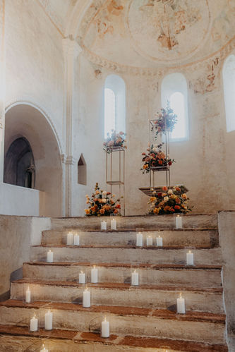 Blumendekoration mit Metallständern