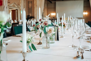 Tischdekoration mit kleinen Vasen