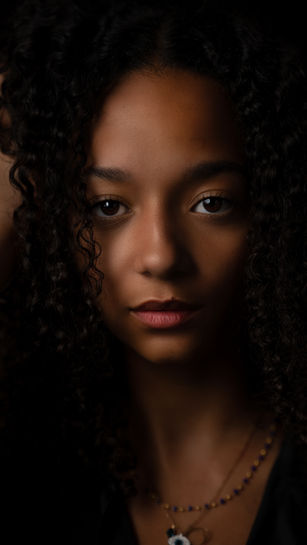 Portrait einer Frau, welche mit intensivem Blick, direkt in die Kamera schaut