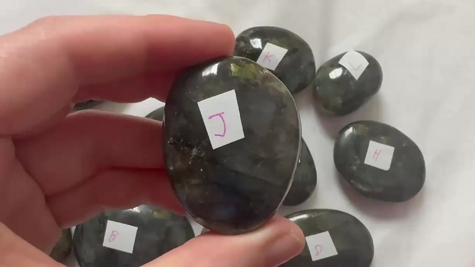 Thumbnail: Labradorite Palmstone