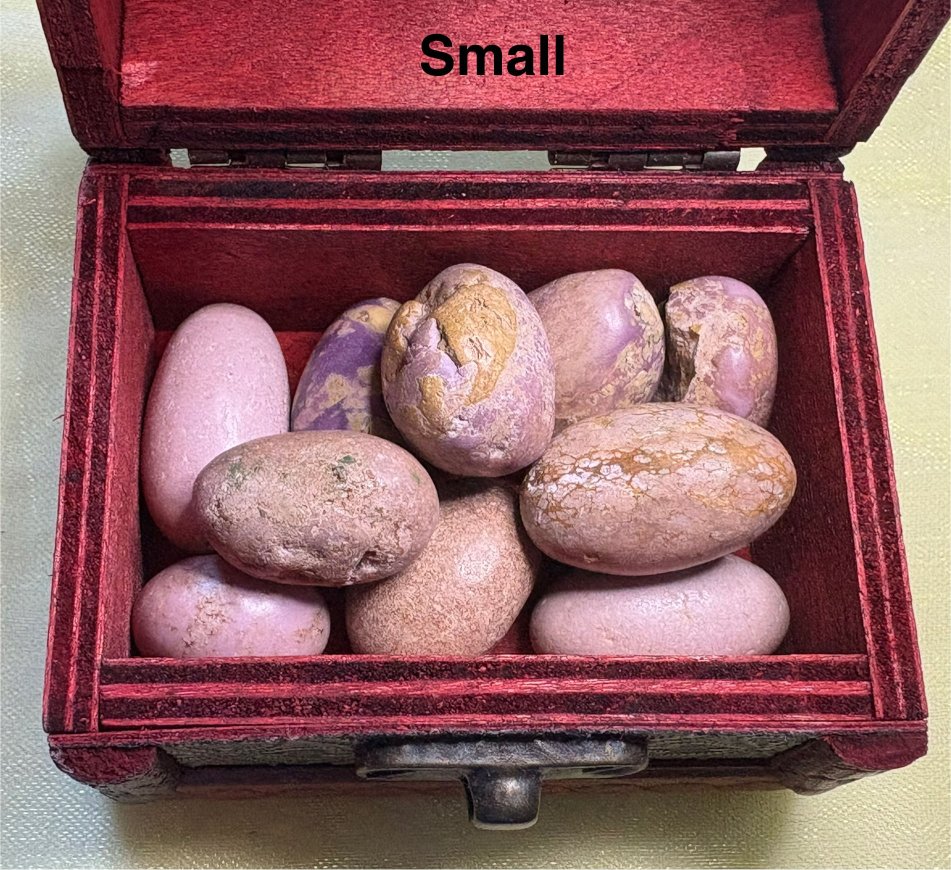 Small inscription inside red chest with many small stones. Ghost Carving Small, sparkle in stone.
