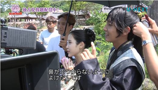 イ ジュンギ Iuの膝枕でセリフ探し さらには 完璧なキスを披露し スターの余裕も誇示