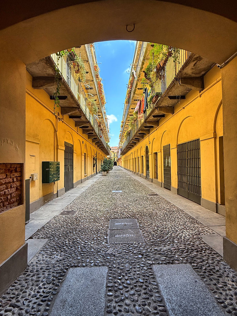 C'è un vero e proprio borgo nascosto da portoni, a ridosso della Darsena.