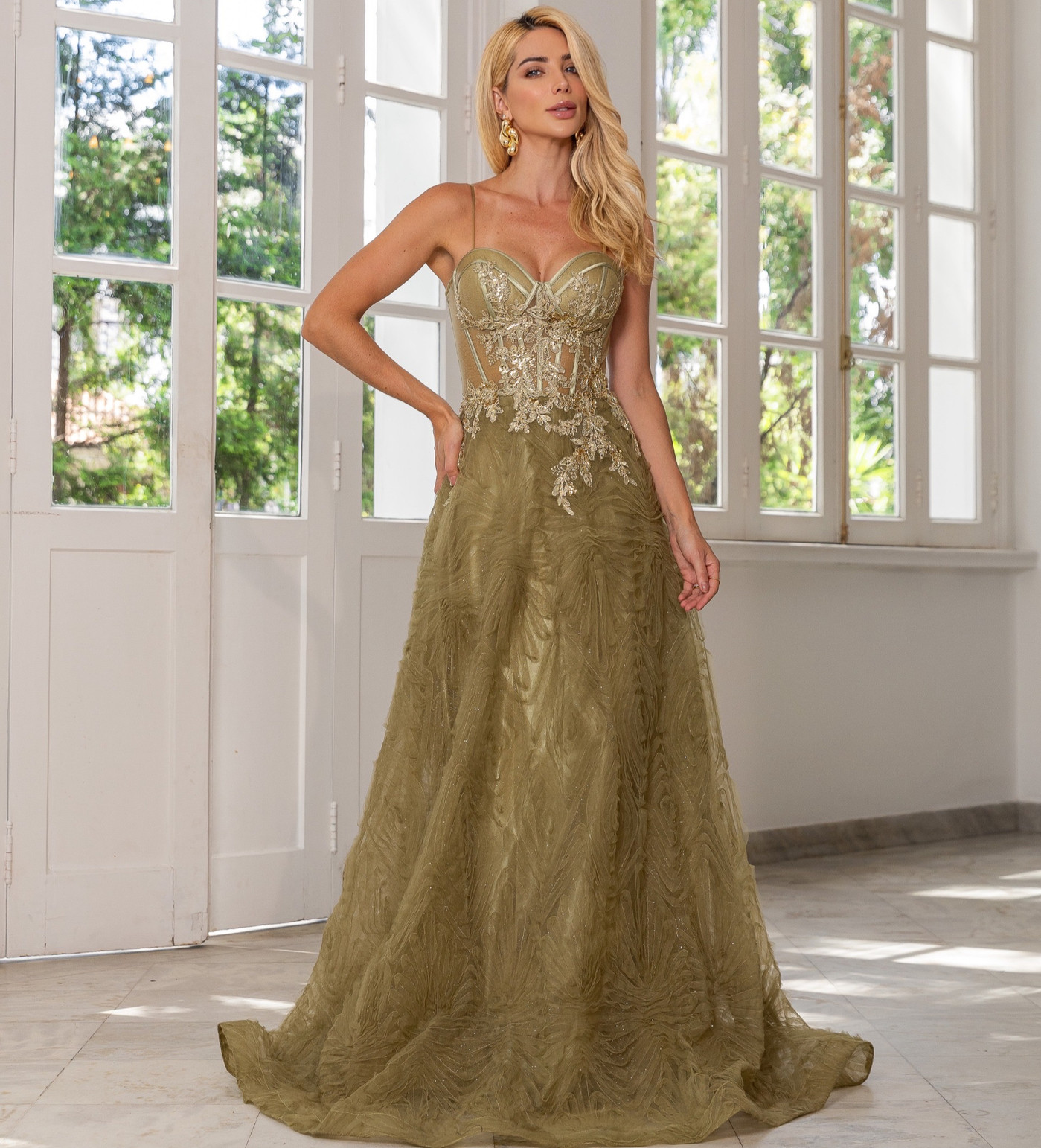 Vestido Longo Tiana em verde oliva com corpete bordado inspirado em folhagens