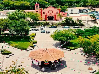 iglesia-en-el-paque-central-de-la-crucesita-huatulco.webp