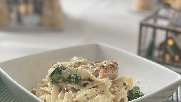 Fettuccine Alfredo con pollo