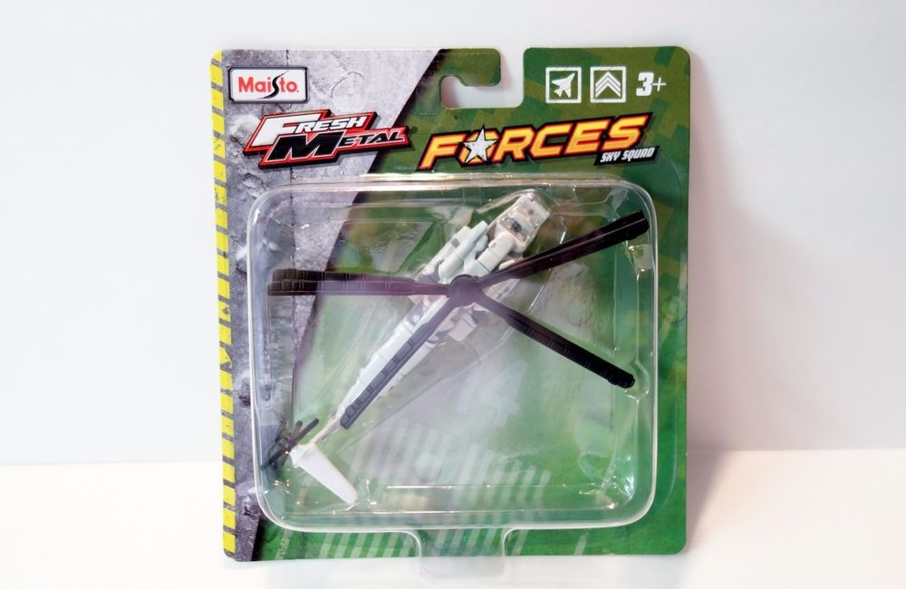 דגם קטן של מסוק צבאי לבן